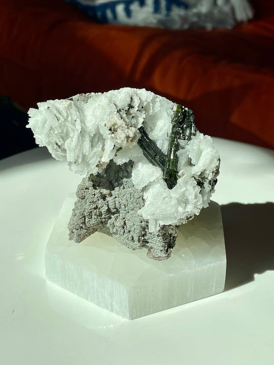 Tourmaline with barite in quartz GTQ-01