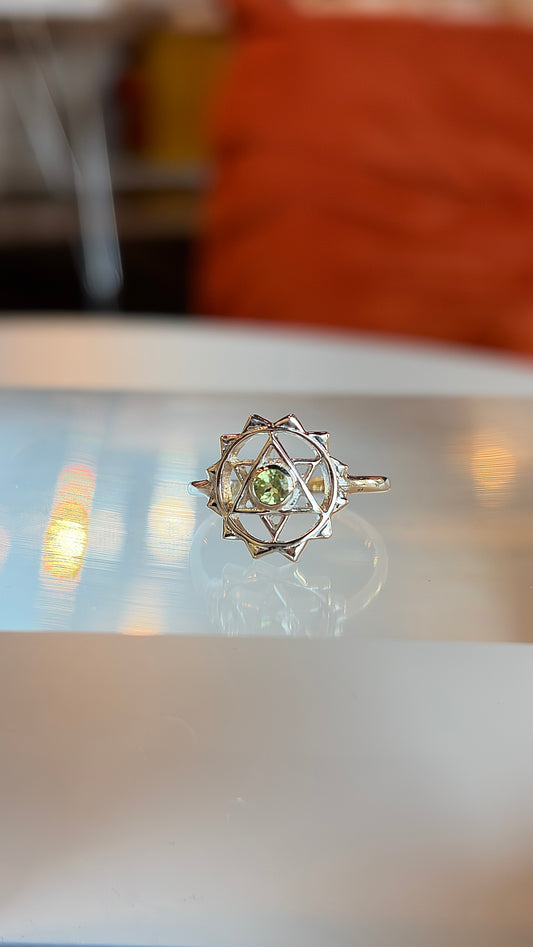 Sterling Silver Heart Chakra Peridot Ring Size 7