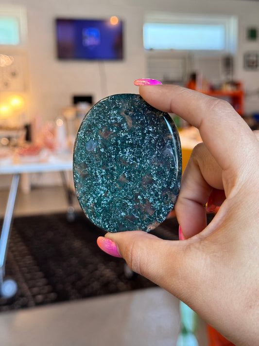 Moss agate palm stones